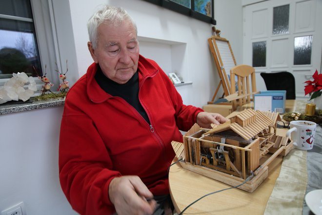 Andrej Tomc z eno od maket, ki jih je izdeloval za Božično vas prejšnja leta. FOTO: Jože Pojbič

