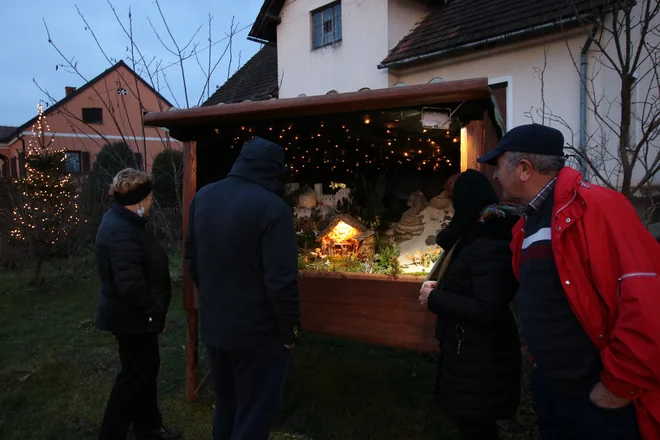 Jaslice na prostem v Banovcih si vedno ogleda veliko obiskovalcev. FOTO: Jože Pojbič
