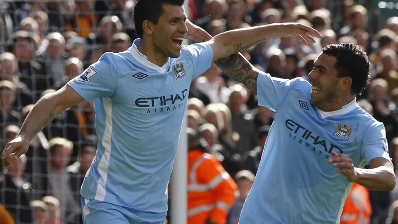 Fotografija: Med proslavljanjem gola za Manchester City s podobno legendarnim rojakom Carlosom Tevezom (desno). FOTO: Darren Staples/Reuters
