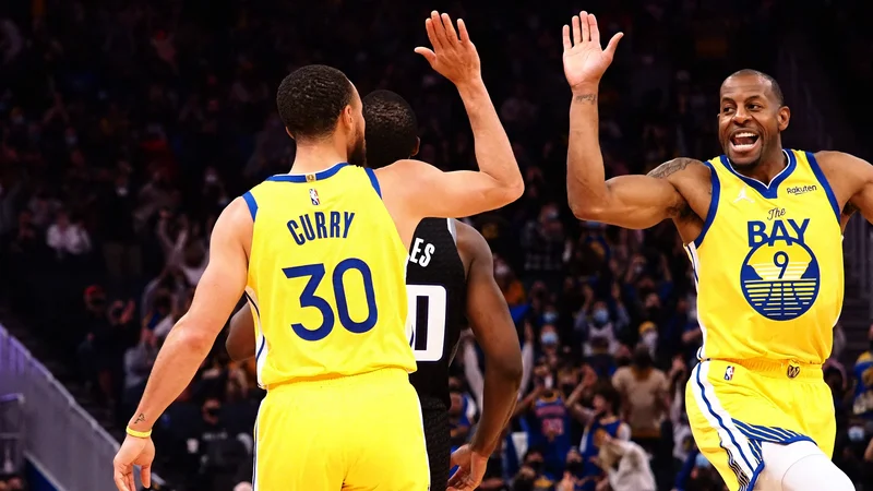 Fotografija: Andre Iguodala pozdravlja Stephena Curryja po zadetem metu za tri točke na dvoboju s Sacramentom v San Franciscu. FOTO: Kelley L. Cox/USA TODAY Sports
