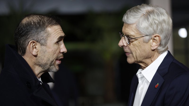 Fotografija: Legendarni francoski trener Arsene Wenger (desno) se je novembra mudil v londonskem Palladiumu, kjer ga je pozdravil tudi nekdanji varovanec pri Arsenalu Martin Keown. FOTO: John Sibley/Reuters
