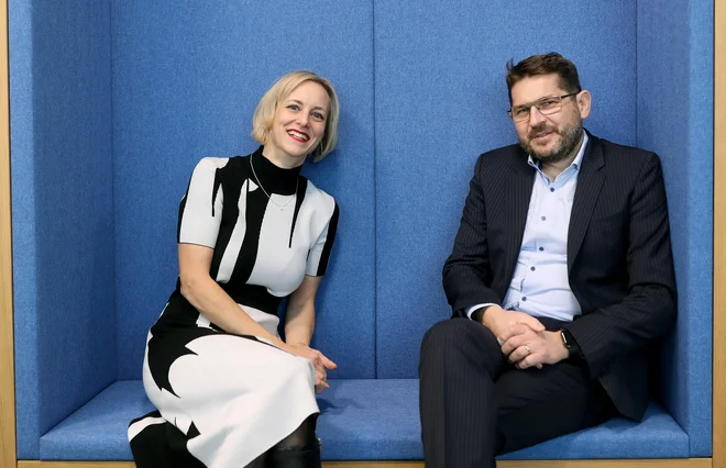 Potrebujemo čas, da bomo spremenili miselnost, kako gledamo na strošek v primerjavi z vrednostjo, ki jo prinašajo nove tehnologije in oblike zdravljenja, se strinjata Nicole Arming in Peter Bratušek. FOTO: Blaž Samec/Delo
