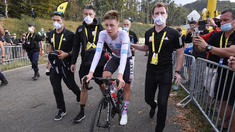 Fotografija: Tadej Pogačar z ekipo na cilju 20. etape lanske dirke po Franciji na La Planche des Belles Filles. FOTO: Reuters