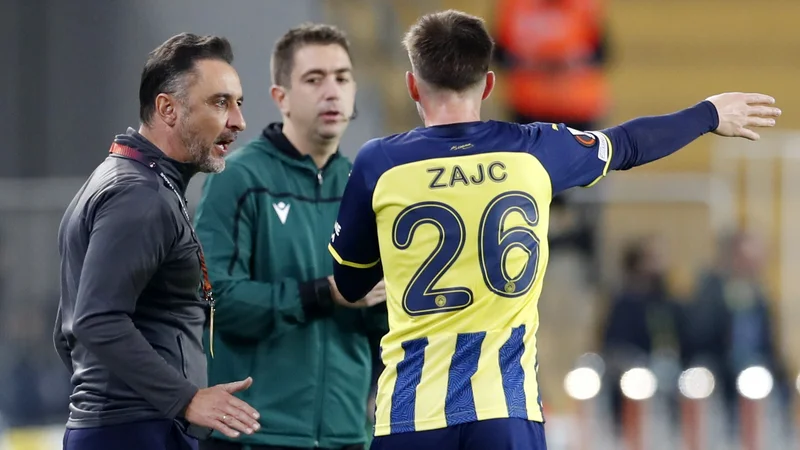 Fotografija: Miha Zajc se je pod taktirko Vitorja Pereire (levo) uveljavil v prvi postavi Fenerja. FOTO: Murad Sezer/Reuters