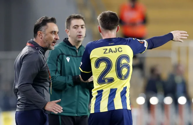 Miha Zajc se je pod taktirko Vitorja Pereire (levo) uveljavil v prvi postavi Fenerja. FOTO: Murad Sezer/Reuters

