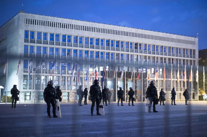 Protivladne demonstracije pred zgradbo parlamenta v Ljubljani 29. septembra 2021. FOTO:: Jure Eržen/Delo