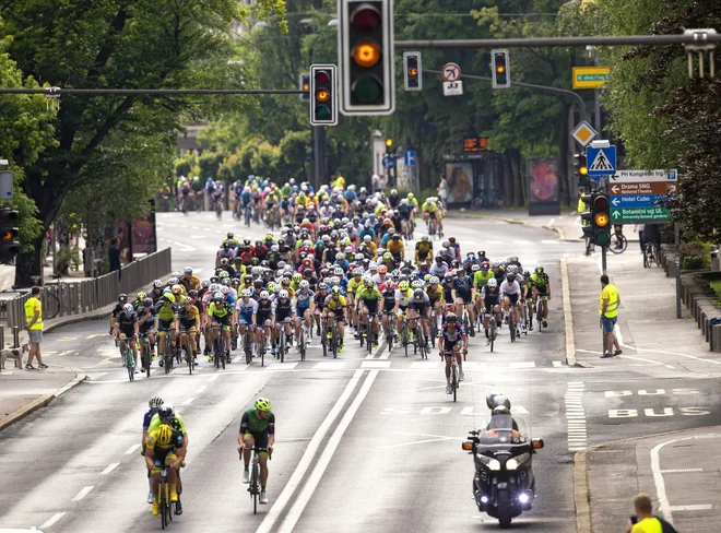 Na maratonu Franja so se kolesarji peljali skozi center Ljubljane, 13. junija 2021. FOTO: Matej Družnik/Delo