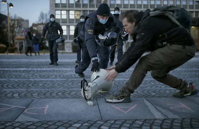 Protest na Trgu Republike med zasedanjem poslancev ob glasovanju o nezaupnici vlade 15 februarja 2021. FOTO: Blaž Samec/Delo