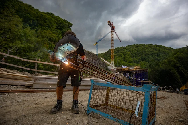 Na enem od gradbišč bodočega drugega tira železnice med Divačo in Koprom so v Kozini 3. avgusta začeli z betoniranjem prvih 100 od skupno 215 metrov viadukta Glinščica. FOTO: Voranc Vogel/Delo