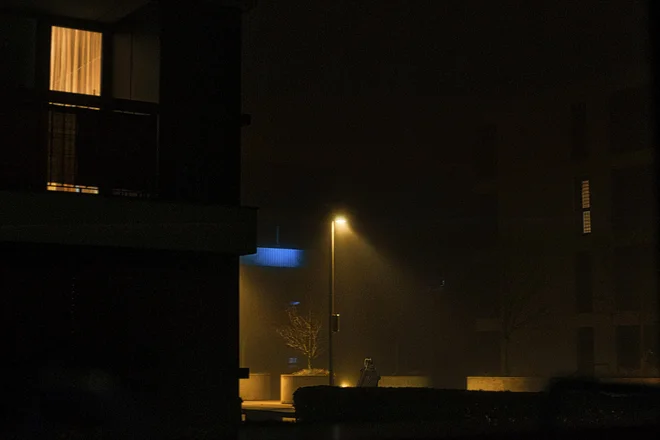 Pogled na stanovanjsko sosesko v Ljubljana Polje na meglen zimski večer. FOTO: Dejan Mijović/Delo