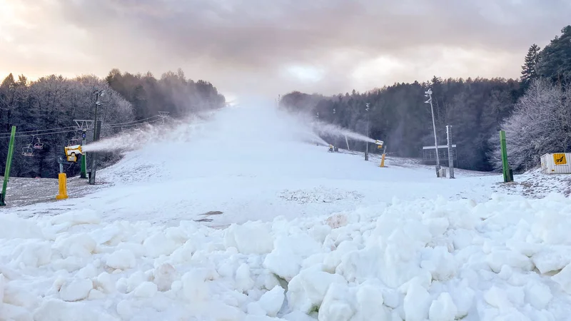 Fotografija: Na Pohorju delujejo snežni topovi za belo podlago proge na bližnjem tekmovanju alpskih smučark. FOTO: Zlata lisica
