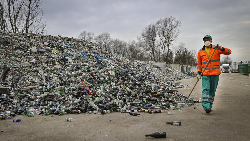 Fotografija: Ena od tem, s katerimi se ukvarjajo zelene stranke, je tudi ravnanje z odpadki. FOTO: Jože Suhadolnik/Delo
