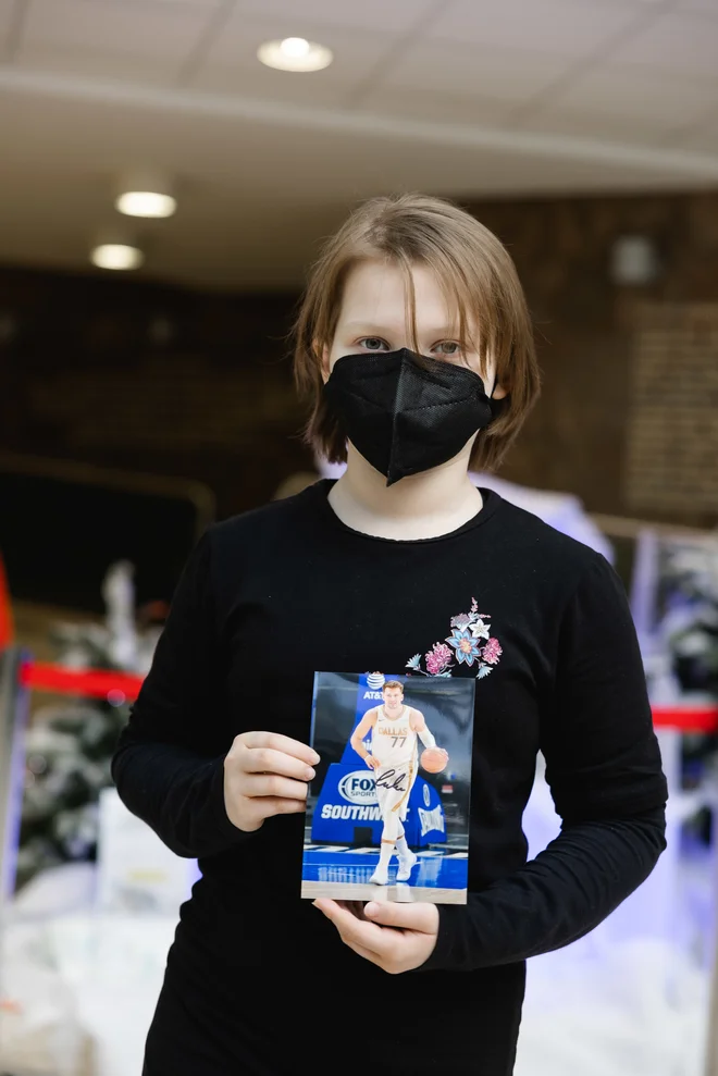 Luka ne pozablja na svoje korenine in si je tudi tokrat vzel čas za to, da je organiziral pošiljko igrač, voščilnic, podpisanih fotografij in posnel video sporočilo za otroke, ki bodo božične in novoletne praznike preživeli v bolnišnici. FOTO: Žiga Intihar
