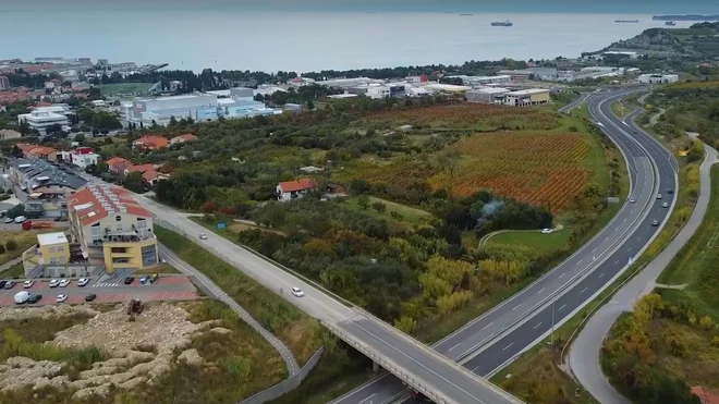 Izolska poslovna cona naj bi se po načrtih širila v zeleni »žep« med cestami. FOTO: Nikola Predović