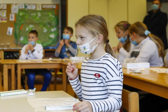 Mati otroka s prirojeno okvaro imunosti pravi, da so ukrepi, kot so samotestiranje in maske, zanje darilo, saj pomenijo, da sin lahko hodi v šolo. Fotografija je simbolična. FOTO: Matej Družnik/Delo
