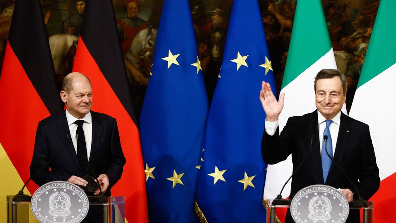 Fotografija: Tudi novega nemškega kanclerja Olafa Scholza (levo) je navdušilo vodenje italijanske vlade Maria Draghija. FOTO: Guglielmo Mangiapane/AFP
