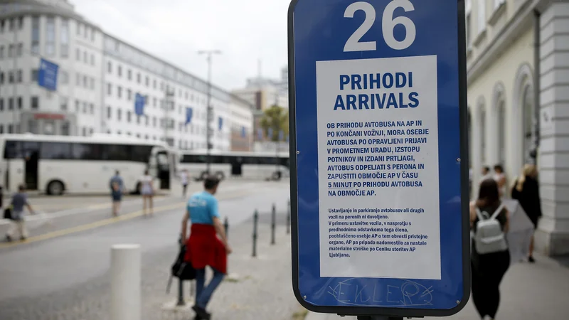 Fotografija: Bi gradnja sodobne avtobusne postaje sama po sebi zagotovila trajnostni razvoj mobilnosti? FOTO: Blaž Samec/Delo