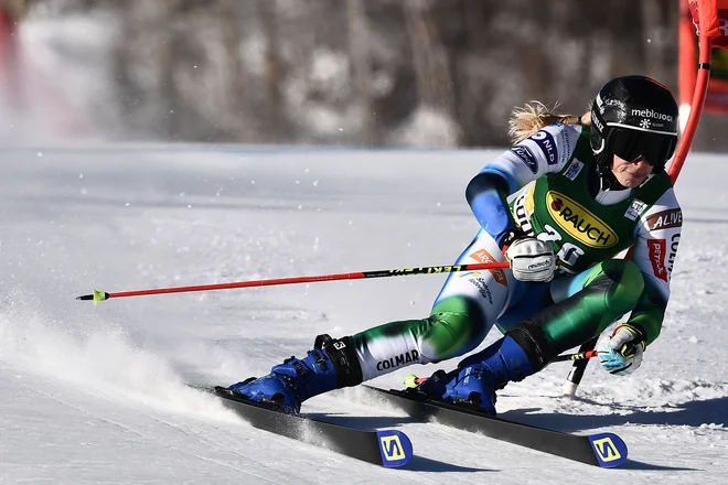 Ana Bucik se je na 12. mestu približala izbrani smetani veleslalomistk. Foto Jeff Pachoud/AFP
