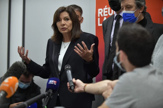 Pariška županja Anne Hidalgo si želi v Elizejsko palačo, a Francozi je, če sodimo po anketah, tam ne vidijo. FOTO Julien De Rosa/AFP
