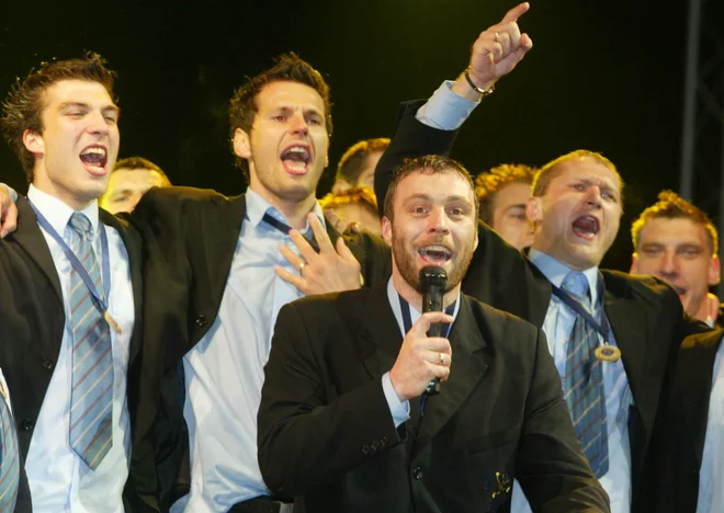 Celjski rokometaši so nekoč po imenitnih predstavah slavili z navijači, med udarnimi junaki pa je bil vratar Dejan Perić. FOTO: Jure Eržen/Delo
