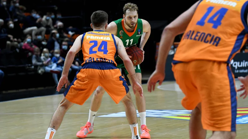 Fotografija: Jaka Blažič (z žogo) je potrdil, da se zelo dobro znajde na španskih igriščih. FOTO: Cedevita Olimpija
