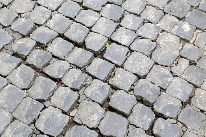 Sampietrini, rimske bazaltne kocke, zaradi katerih si je treba priskrbeti primerno obutev. FOTO: Milan Ilić
