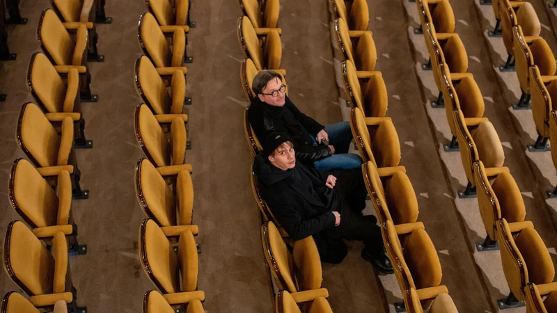 Fotografija: Po treh preloženih premierah bosta Branko in Timon Šturbej nocoj končno skupaj na velikem odru ljubljanske Drame. FOTO: Voranc Vogel/Delo