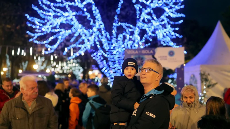 Fotografija: Božično-novoletni prazniki ne pomenijo neposrednega tveganja za razvoj stisk pri predstavnikih zrele generacije. FOTO: Blaž Samec/Delo
