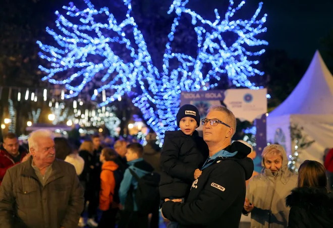 Božično-novoletni prazniki ne pomenijo neposrednega tveganja za razvoj stisk pri predstavnikih zrele generacije. FOTO: Blaž Samec/Delo

