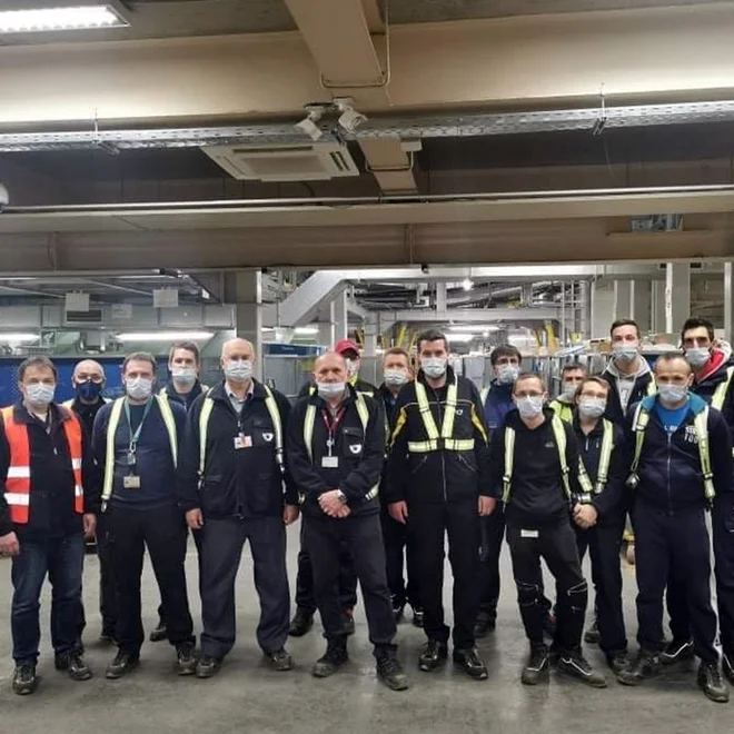 Eni od nočnih izmen v poštnem logističnem centru v Ljubljani se je pridružil tudi začasni generalni direktor Tomaž Kokot. FOTO: arhiv naročnika
