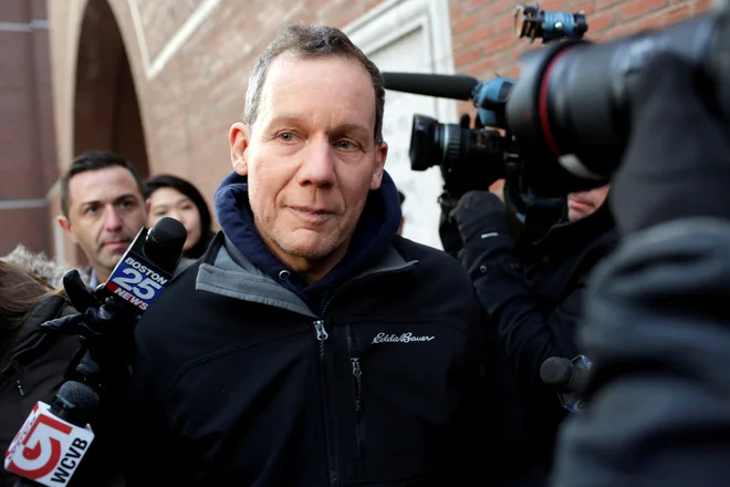 S Kitajske je Charles Lieber kar v kovčkih nosil gotovino in je ni prijavil ameriški davkariji. FOTO: Katherine Taylor/Reuters
