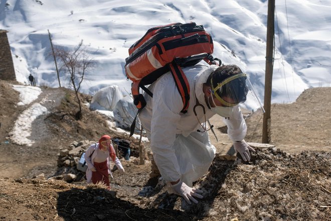 Zdravniki s cepivi so obiskali tudi odročne vasi v goratih predelih vzhodne Turčije. FOTO: Bulent Kilic/AFP
