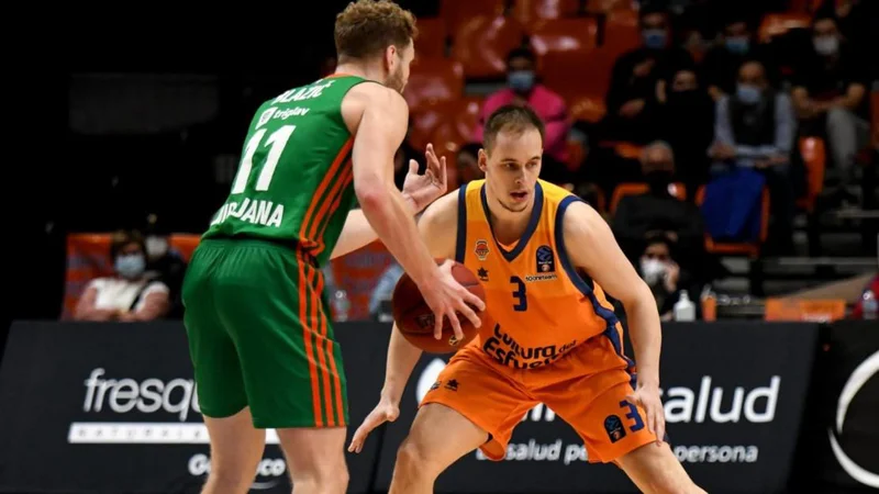 Fotografija: Ob Olimpijiini zmagi s 97:85 je njen kapetan Jaka Blažič (levo) s 24 točkami prekosil reprezentančnega soborca Klemna Prepeliča (12). FOTO: Cedevita Olimpija