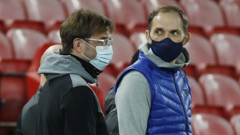 Fotografija: Jürgen Klopp (levo) in Thomas Tuchel imata podobna stališča in težave, vendar le prvi od svojih nogometašev zahteva, da so cepljeni. FOTO: Phil Noble/Reuters