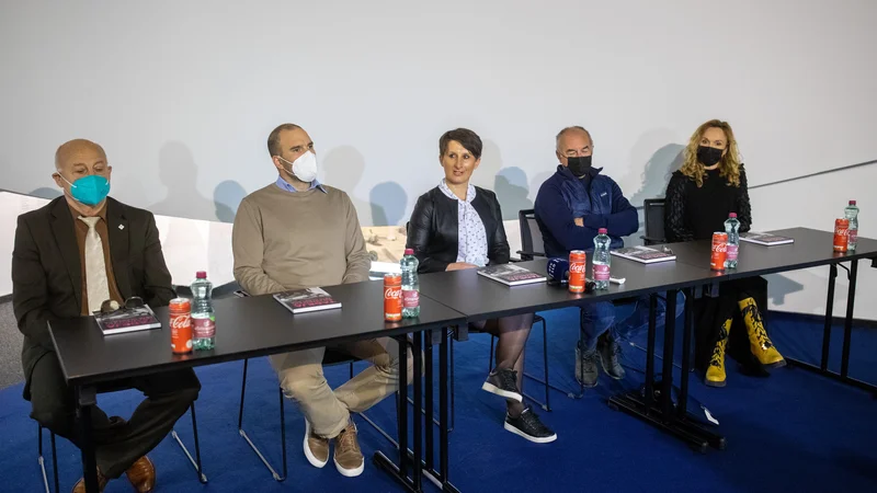 Fotografija: Nekdanja biatlonka Tadeja Brankovič, v sredini ob drugih gostih, je predstavila svojo življenjsko avtobiografijo Peta olimpijada. FOTO: Voranc Vogel