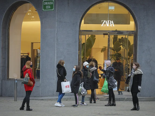 Zaradi omejitve števila kupcev se utegnejo pred prazniki znova podaljšati vrste čakajočih pred prodajalnami. FOTO: Jože Suhadolnik