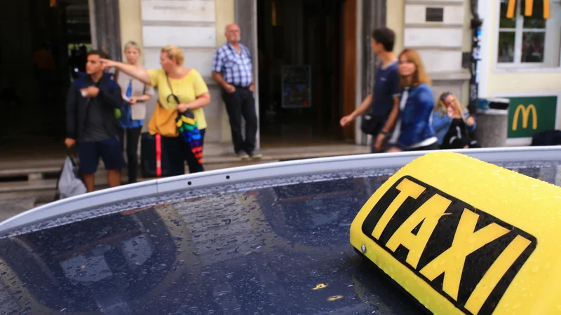 Fotografija: Letos udeležence nočnega življenja nagovarjajo tudi s pomočjo atraktivne pop-up stojnice v obliki taksija v mestnih središčih. FOTO: Tomi Lombar/Delo