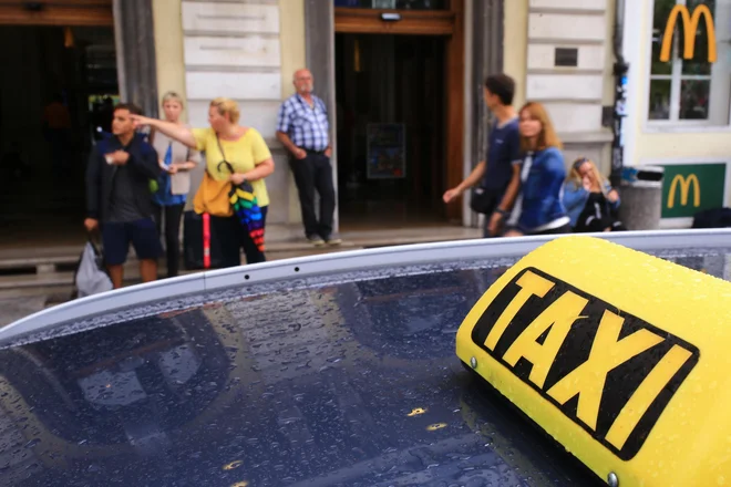 Letos udeležence nočnega življenja nagovarjajo tudi s pomočjo atraktivne pop-up stojnice v obliki taksija v mestnih središčih. FOTO:&nbsp;Tomi Lombar/Delo
