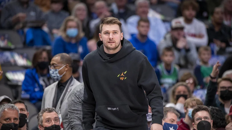Luka Dončić se ne bo vrnil na igrišče že v dvoboju z Milwaukeejem. FOTO: Jerome Miron/USAToday Sports
