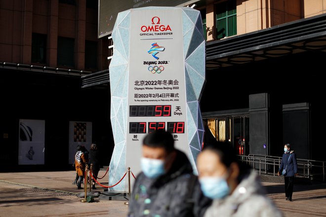 Peking se pripravlja na zimske olimpijske igre, ki jih bo predvidoma gostil od 4. do 20. februarja, zato imajo na Kitajskem ničelno toleranco do koronskih okužb. FOTO: Carlos Garcia Rawlins/Reuters
