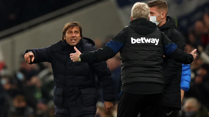 Fotografija: Londonski derbi med Tottenhamom in West Hamom je bil vroč tudi ob robu igrišča, kjer sta se sporekla Conte (levo) in David Moyes. FOTO: Matthew Childs/Reuters