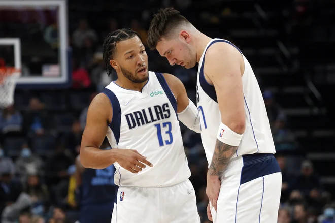 Jalen Brunson in Luka Dončić med decembrsko tekmo v Memphisu. FOTO: Petre Thomas/USA TODAY Sports