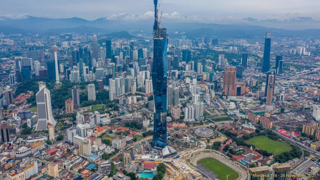 Stekleni lepotec Kuala Lumpurja je postal predmet oboževanja pa tudi kritiziranja. FOTO: Promocijsko gradivo
