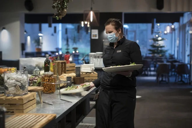 Kazalnik zaupanja v storitvenih dejavnostih, kamor sodi tudi gostinstvo, se je decembra na mesečni ravni znižal, na letni pa povišal. FOTO: Jure Eržen/Delo

