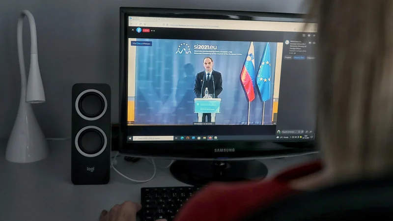 Minister Logar je spomnil, da je bila Slovenija prva v nizu štirih predsedujočih držav, ki je lahko večji del dogodkov izpeljala v fizični obliki. FOTO: Blaž Samec/Delo
