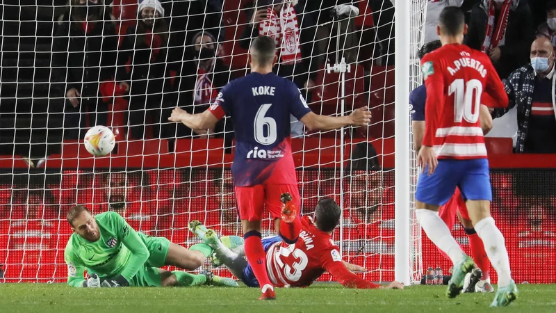 Fotografija: Jorge Molina je v Granadi zadel za preobrat na tekmi z Atleticom, Jan Oblak (oba na fotografiji) je tako še na 18. od 24 klubskih tekem v tej sezoni prejel najmanj gol. FOTO: Jon Nazca/Reuters