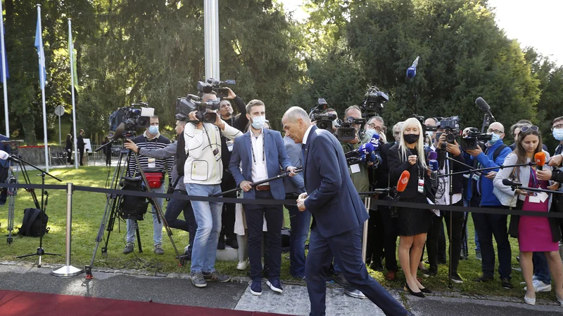 Fotografija: Kabinet predsednika vlade le redko vsebinsko odgovarja na postavljena vprašanja, tako kot tudi posamezni ministri. FOTO: Leon Vidic/Delo
