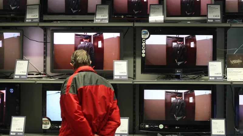 Fotografija: Največji prodajni hiti letošnjih prazničnih nakupov so televizorji in bela tehnika, med bolj zaželenimi izdelki pa so tudi računalniki, mobilni telefoni, tablični računalniki, sesalci, brivniki, oprema za gaming, monitorji, pametne ure, skiroji, slušalke in zvočniki, naštevajo v Big Bangu. FOTO: Igor Zaplatil/Delo