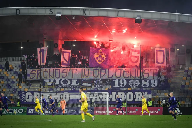 Mariborski navijači so imeli svojo (novoletno) zabavo na tekmi med vijoličnimi in Domžalami. FOTO: Marko Pigac/pigac.si