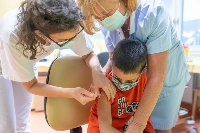 Cepljenje otrok na pediatrični kliniki v Ljubljani. FOTO: Voranc Vogel/Delo
